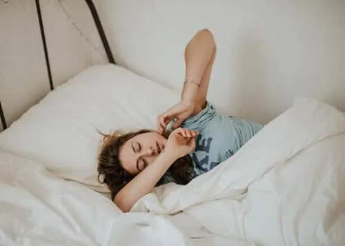 woman-covered-in-white-blanket-sleeping