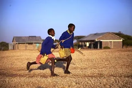 on the way to School-running-boy-اتفاق جالب در مسیر مدرسه