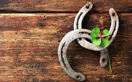 Superstitions-Chance-horseshoe-حکایت خرافات به انگلیسی