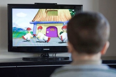 Television-watching-kid-داستان کوتاه انگلیسی تلوزیون