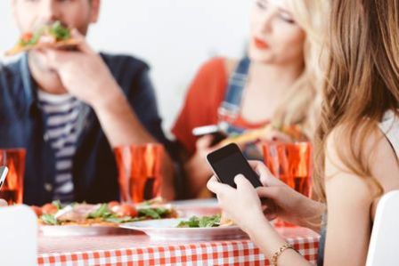 Phone-call-during-dinner-Getty-مکالمه انگلیسی با موضوع انتقال یا اتصال یک تماس