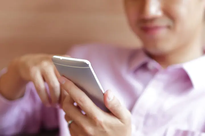 business-man-using-smart-phone