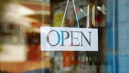 opening-store-hours-مکالمه انگلیسی با موضوع سوال پرسیدن درباره زمان کار مغازه