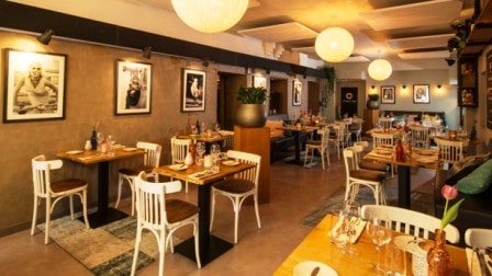 restaurant-flower-chairs-مکالمه انگلیسی با موضوع هنگام سفارش به حساسیت غذایی اشاره کردن