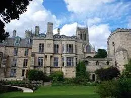 This image has an empty alt attribute; its file name is empire-palace.jpg
