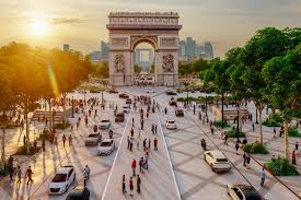 se promenent sur les Champs-Elysees.